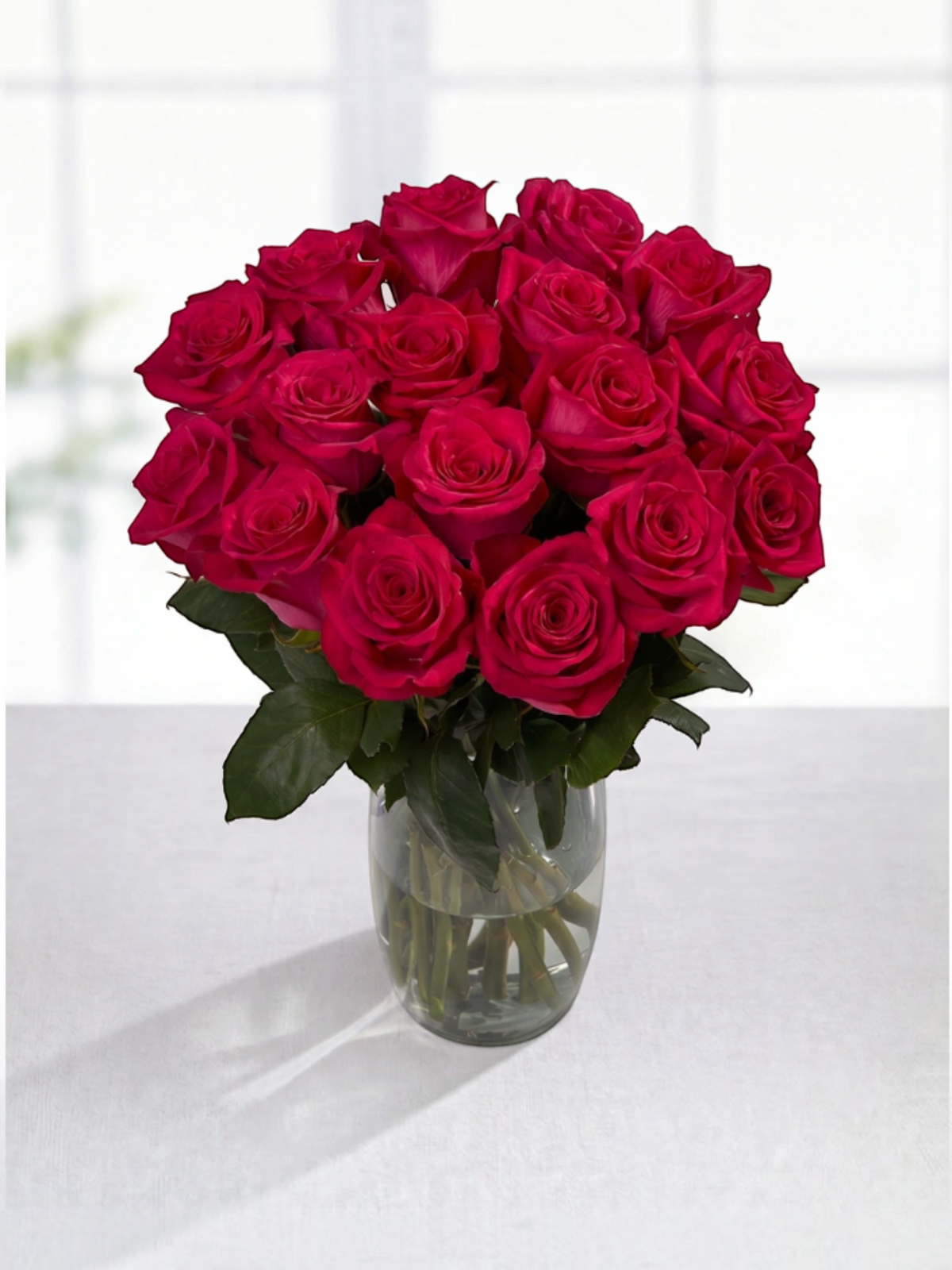 Ramo de rosas fucsia My Store 3 en un jarrón de cristal, ideal para arreglos florales y decoración de eventos.