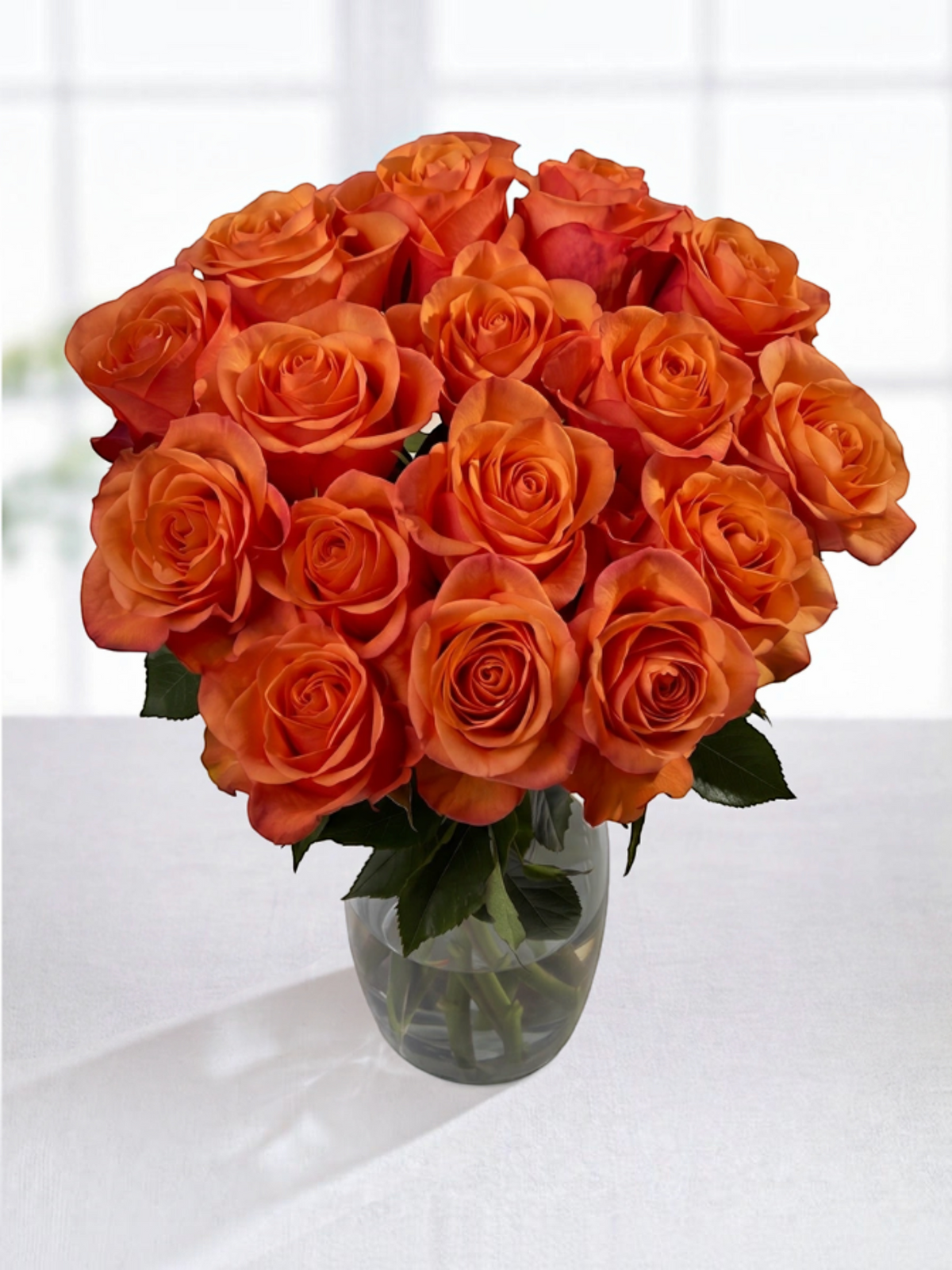 Ramo de rosas naranja Rosa Joy de My Store 3 en un jarrón de cristal, ideal para arreglos florales y decoración.