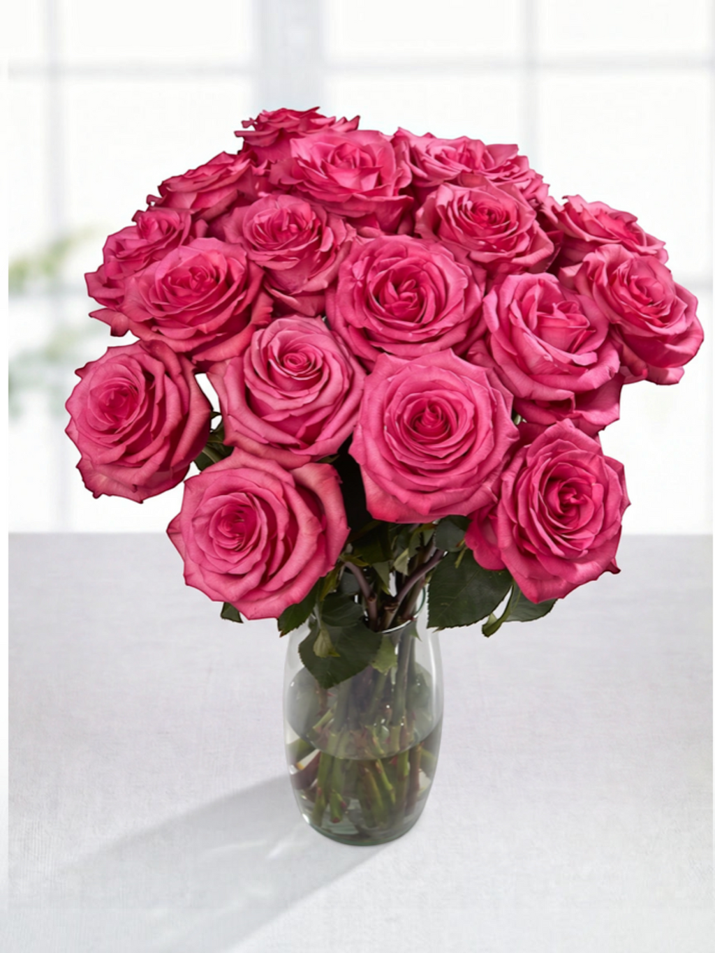 Ramo de rosas fucsia Rosa Lola de My Store 3 en un jarrón de cristal, ideal para arreglos florales y eventos.