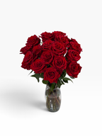 Ramo de rosas rojas Explorer de My Store 3 en un jarrón de cristal, ideales para arreglos florales elegantes.