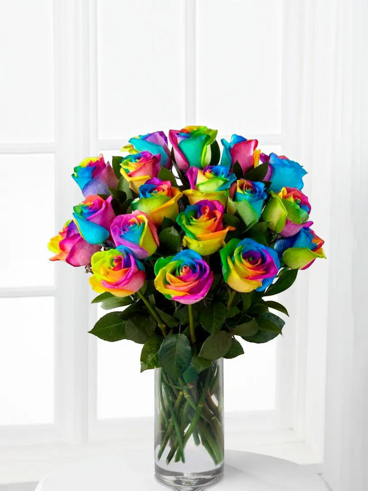 Ramo de My Store 3 con rosas tinturadas en colores arcoíris vibrantes en un florero de cristal transparente